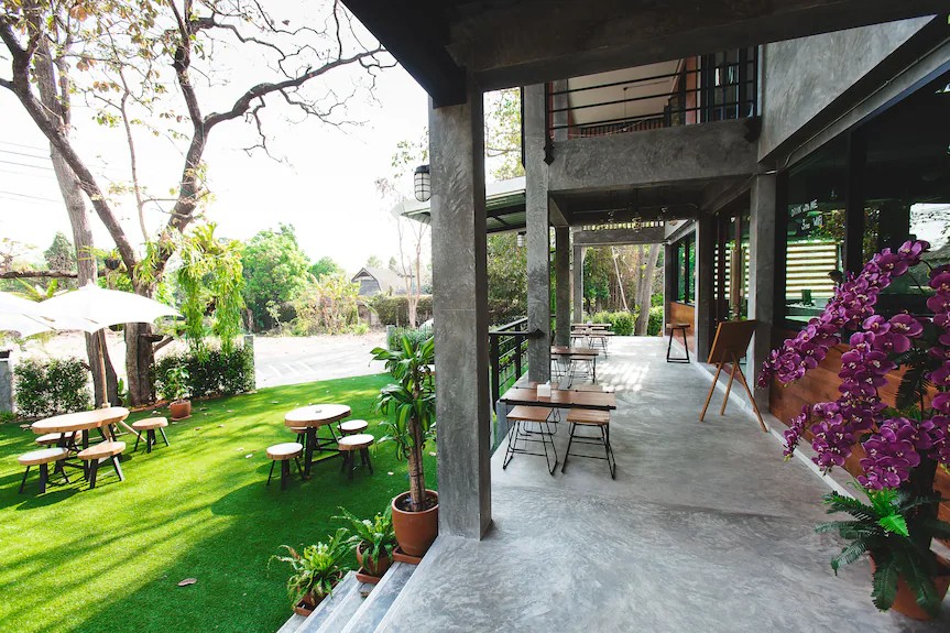ระเบียงนั่งเล่นกลางแจ้ง สวนหญ้า - Chaba Loft Nimman