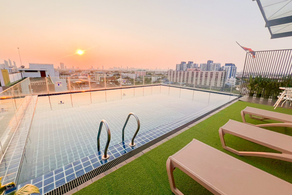 สระว่ายน้ำบนดาดฟ้า Chaba Inn Srinakarin - Chaba Inn Srinakarin