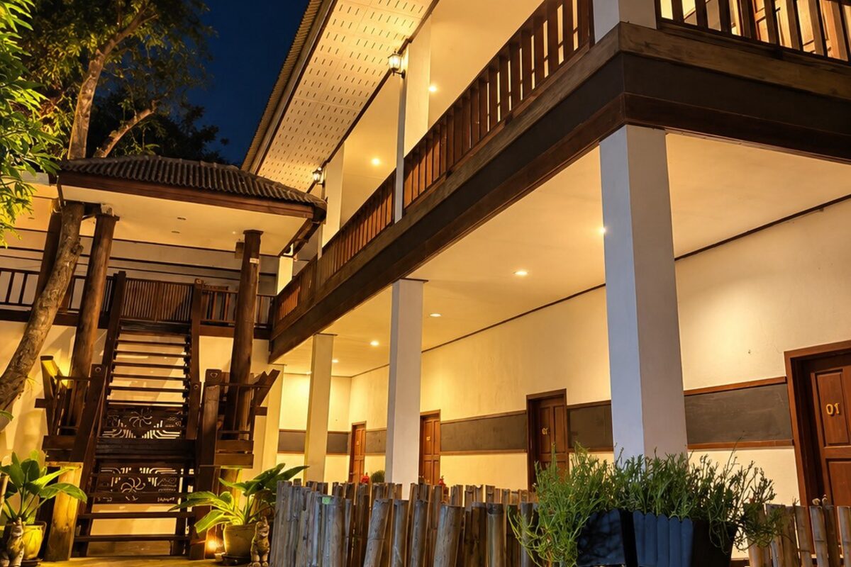 อาคารโรงแรม Chaba Varee ยามค่ำ